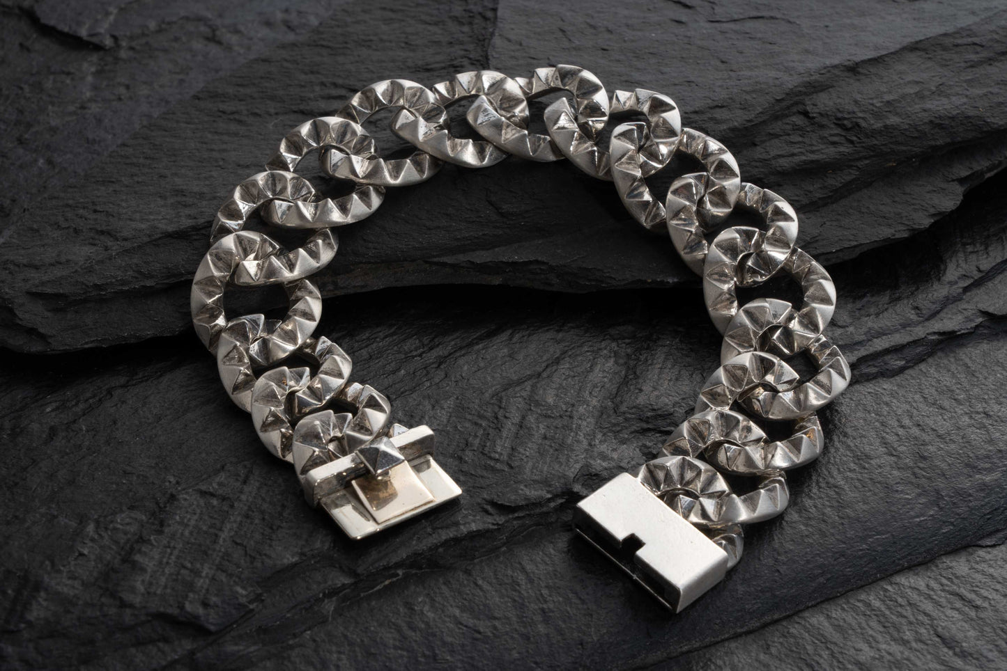 BIG GROUMETTE STUDDED BRACALET