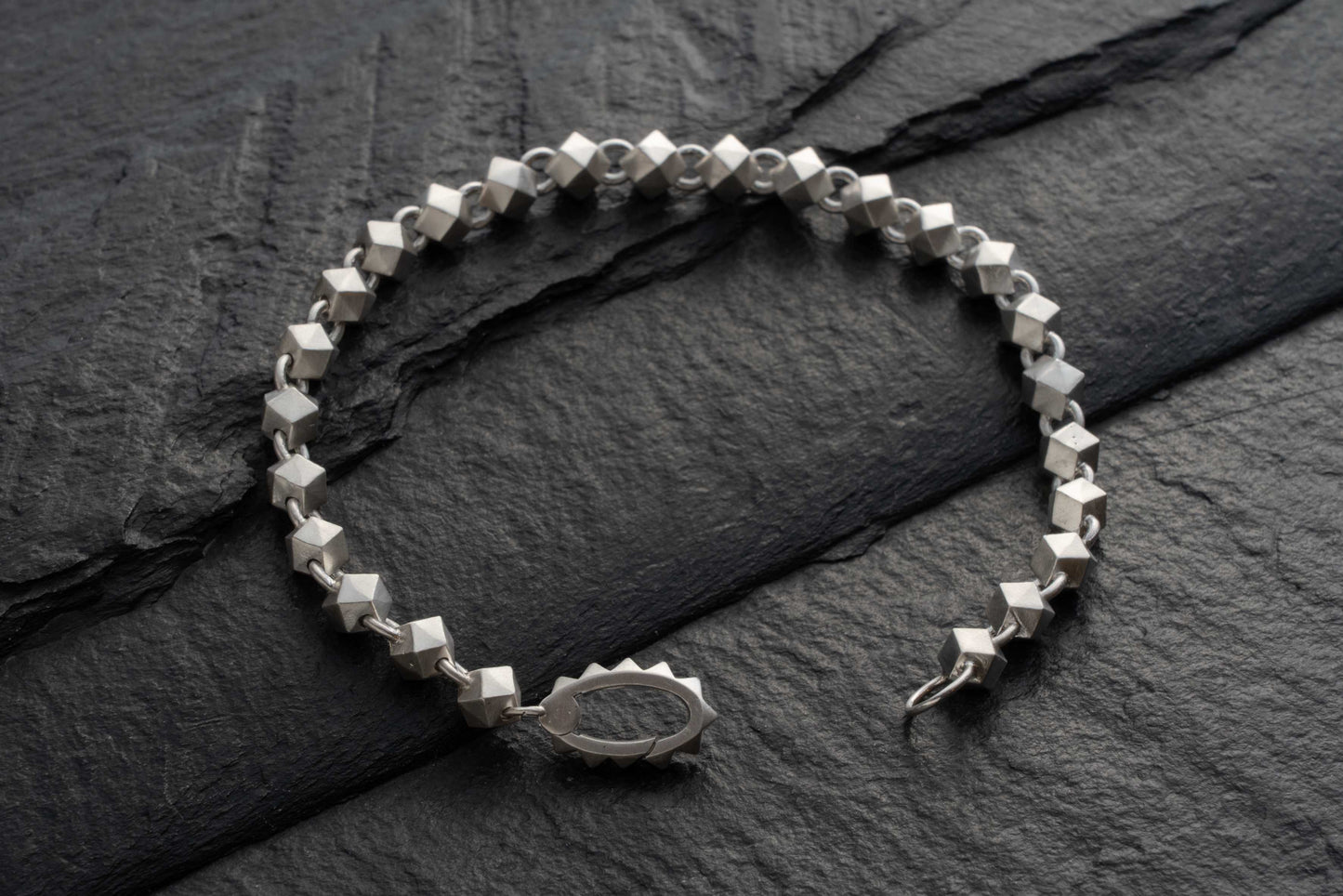 SLIM STUD ROSARY BRACALET