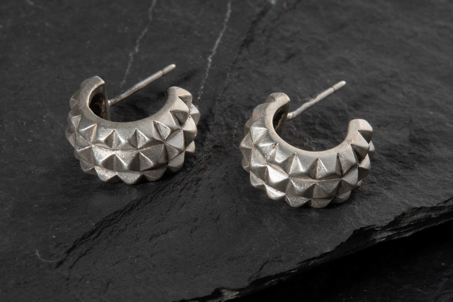 CIRCULAR ERRING WITH TRIPLE STUD