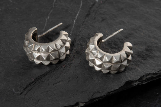 CIRCULAR ERRING WITH TRIPLE STUD