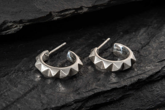CIRCULAR EARRING WITH SINGLE STUD