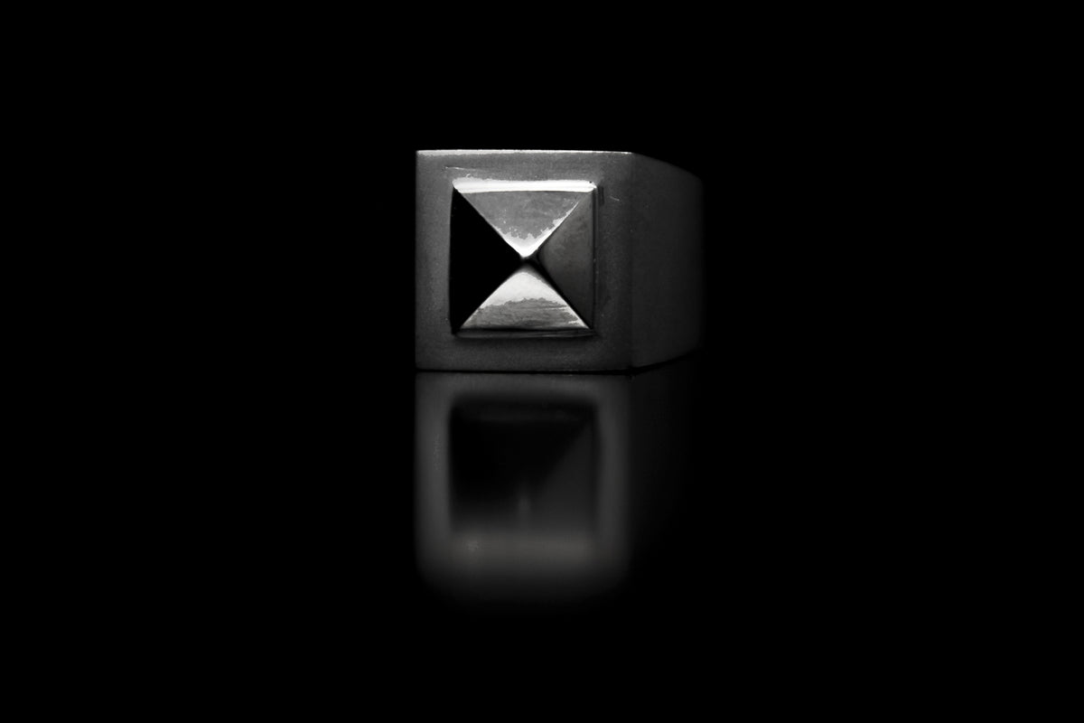Mono Stud Ring, second view – 925 sterling silver ring by Leony Jewellery