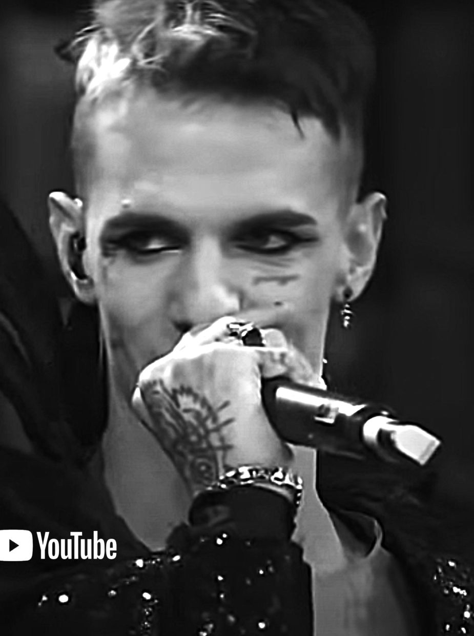 Achille Lauro at the mic wearing LEONY rings and bracelets