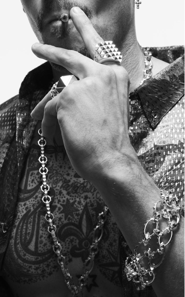 Hand with LEONY rings and chain