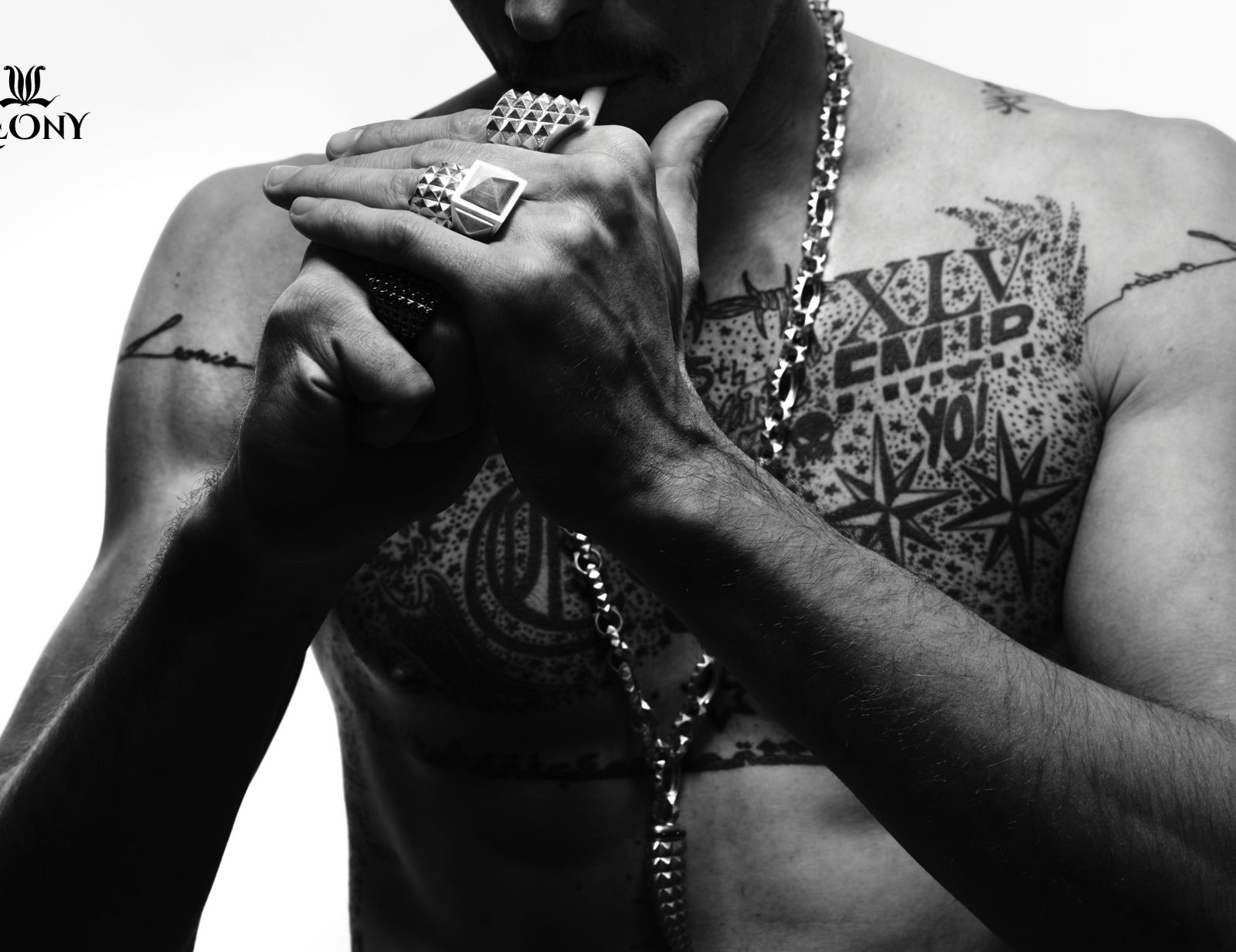 Tattooed torso with LEONY jewellery