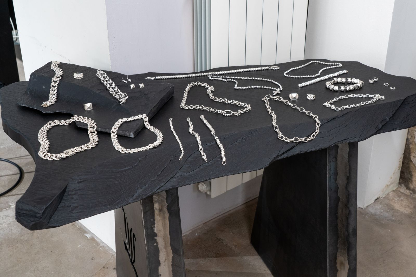 LEONY shop counter with silver chains and bracelets