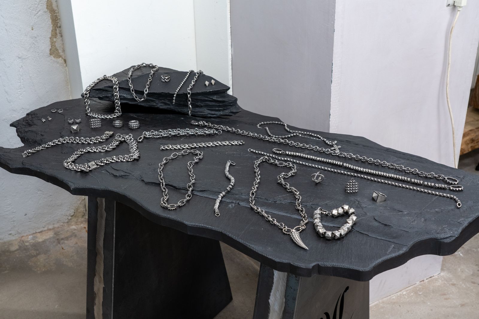 LEONY black stone counter with silver chains and rings
